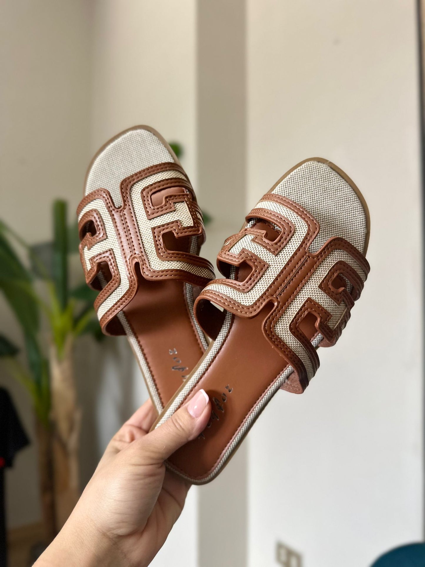 Shapka Ngjyra White Combi with Brown
